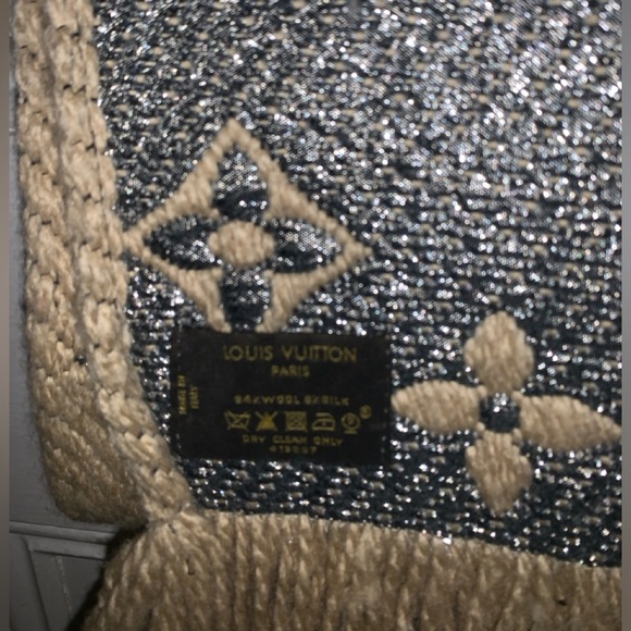 Louis Vuitton wool& silk scarf LOGOMANIA - Picture 3 of 4